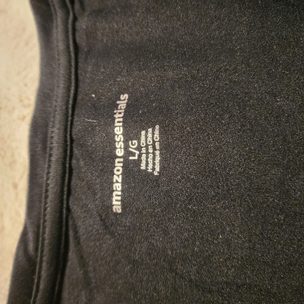 V4 - Amazon Essentials Black T-Shirt Large - Picture 2 of 4